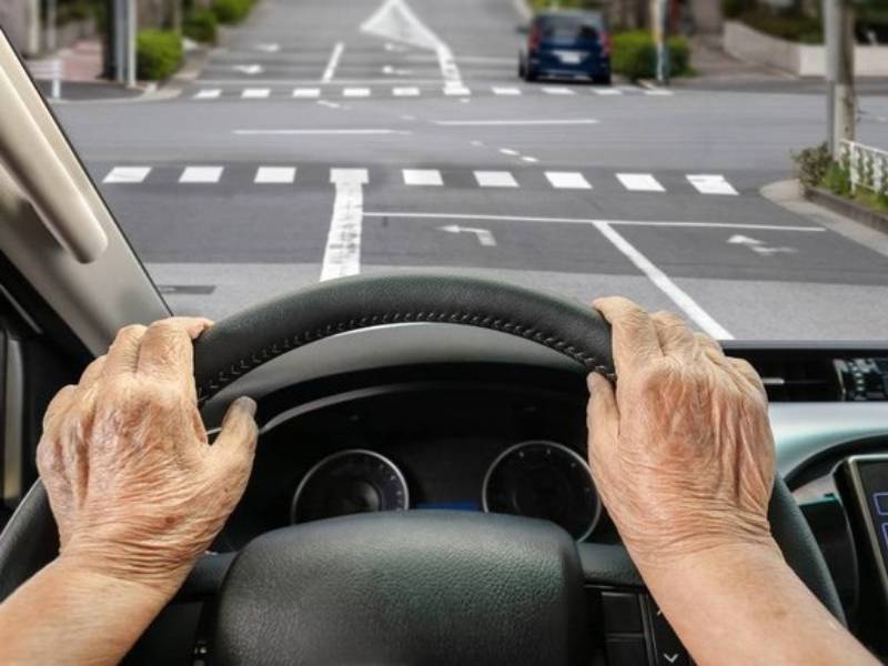 Trên 60 tuổi thi bằng lái được không?